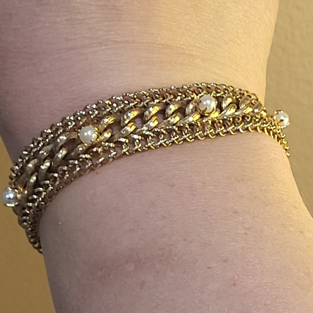 Vintage goldtone chain bracelet with faux seed pearls
